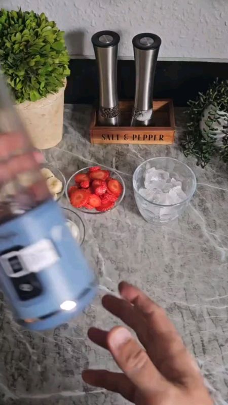 Ninja Blast Portable Blender, 530ml, Rechargeable with USB-C Cord, Crushes Ice, lightweight, BPA Free, Ninja BC151SM